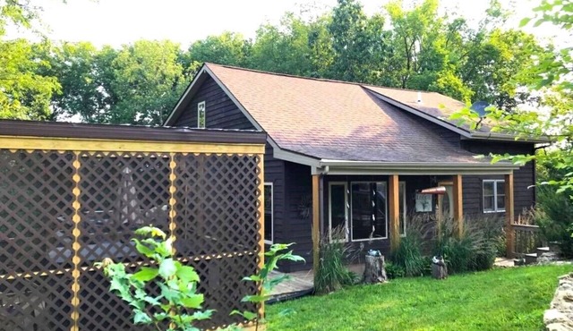 Overlooking Mississippi River with year 'round outdoor hot tub - Woodview Lodge