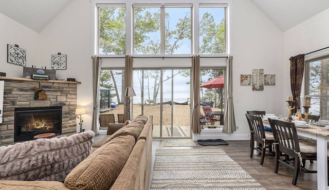 Overlooking Shoreline 2BDR Chalet 18396