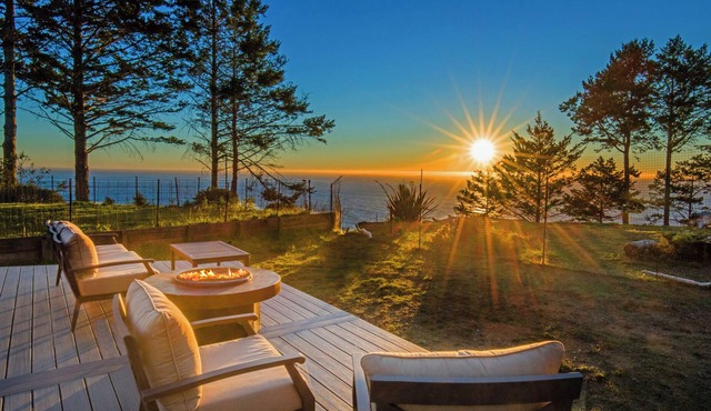 Overlooking the ocean, sleeps 7, kid and pet friendly, pergola with privacy.