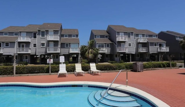 Overlooking The Pool and Pond~ Short Walk To Beach