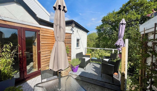 Overlooking the River Severn its path/cycle route with outside seating & dining.