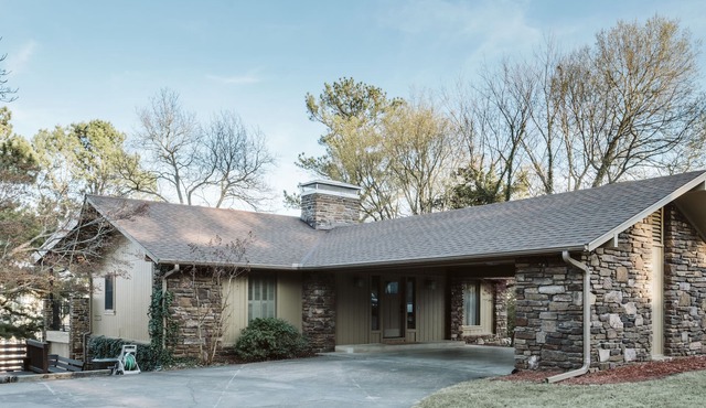 Overlooks Stadium! Sleeps 10-12. BBBQ, Graduation, Razorback games!