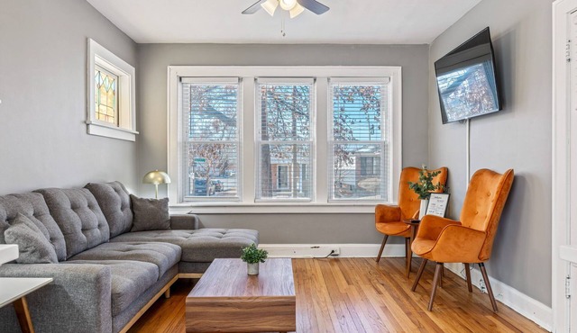 Oversized 2 Bedroom Apartment in South City!