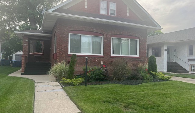 OVERSIZED house located 20min ORD/MDW airports, 15min D/T Chg. 1min to I-290.