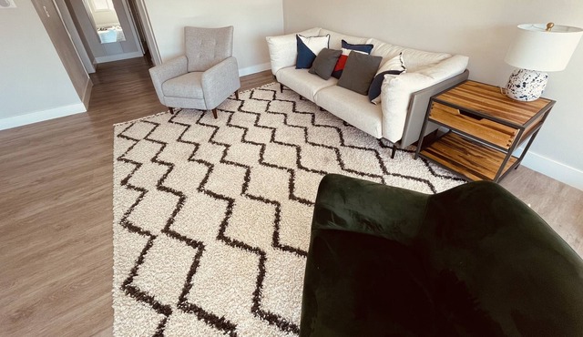 Oversized One Bedroom Condo in the Heart Of WeHo