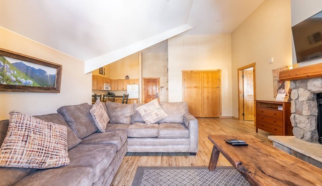 Oversized Penthouse Overlooks Decrum Sq. & Short Walk to Gondola/Shops/Dining