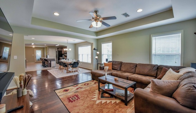 Overtime Outpost-Book for football season and more! Fenced in back-yard!