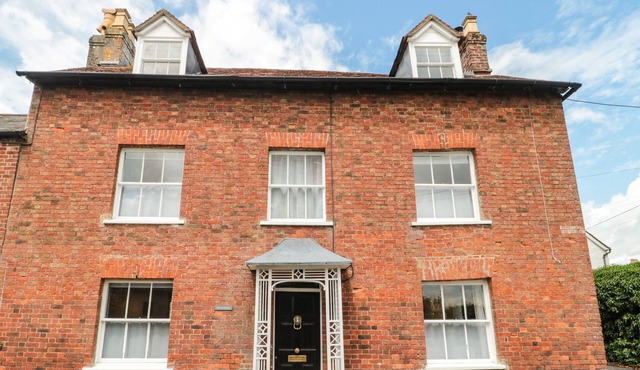 OVERTON COTTAGE, pet friendly, with open fire in Sturminster Newton