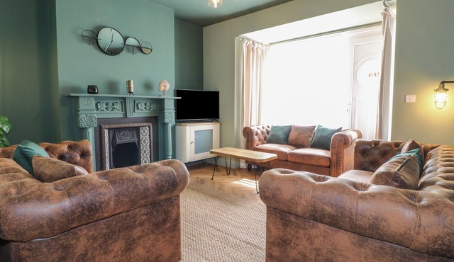 OVERTON, pet friendly, character holiday cottage in Chesterfield