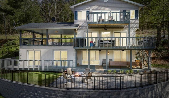 Owens Oasis, lake front, fire pit, two decks.