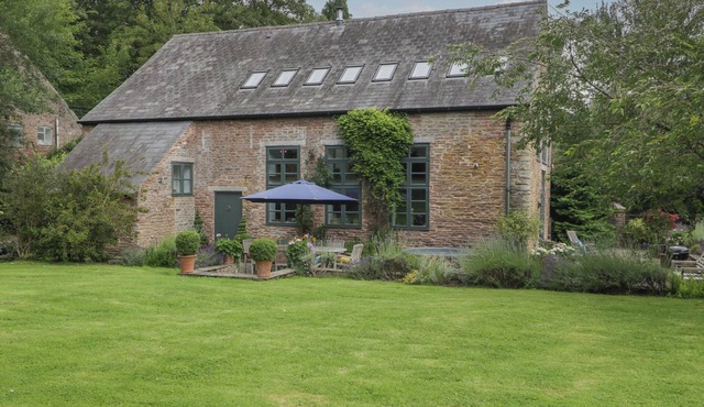 OWL BARN, family friendly, luxury holiday cottage in Leominster