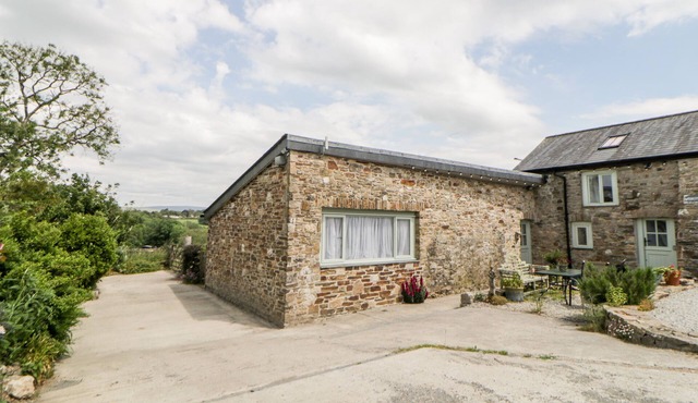 OWL BARN, pet friendly, character holiday cottage in Tavistock