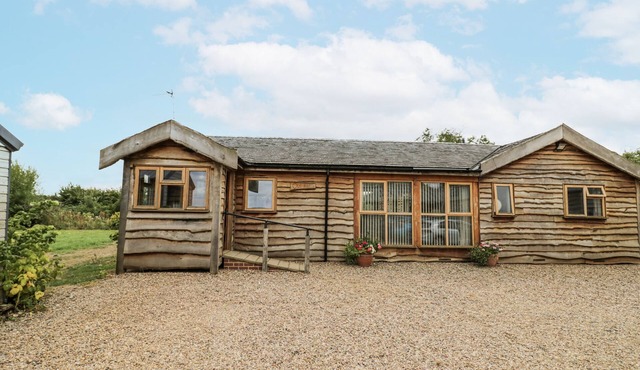 OWL BARN, pet friendly, character holiday cottage in Farnborough