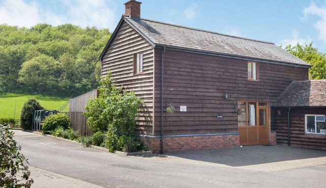 OWL BARN, pet friendly, with hot tub in Woolhope