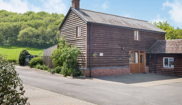 OWL BARN, pet friendly, with hot tub in Woolhope