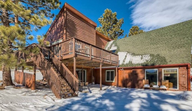 Owl Chalet - 1950's Cabin close to hiking, creek, and brewery!