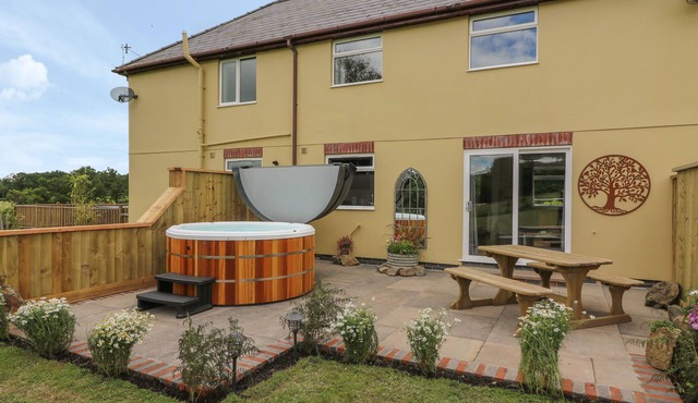 OWL COTTAGE, family friendly, with hot tub in Llandrindod Wells