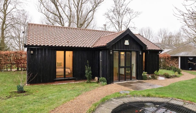 OWL COTTAGE, pet friendly, character holiday cottage in Framlingham