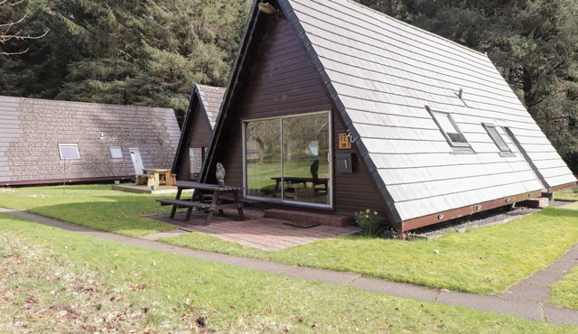 OWL LODGE, pet friendly, with a garden in Invergarry