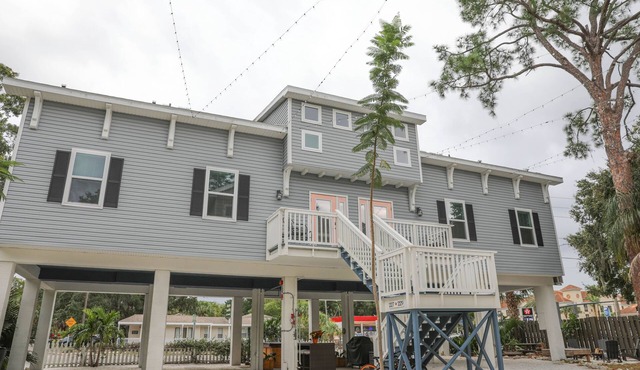 Owl Nest Townhouse-Walk to downtown & the water! New heated POOL!