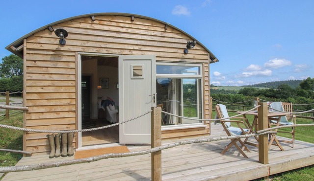 OWL'S HOLLOW, romantic, with open fire in Clun