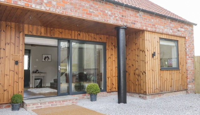 OWL'S HOOT, pet friendly, character holiday cottage in Burton Pidsea