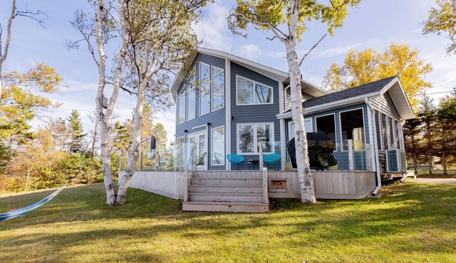 Owl's Landing: Bright 3-Bed Coastal Home with Loft, Screen Room & Ocean Views