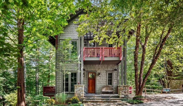 Owl's Nest - 2/2.5, Luxurious, Pet Friendly Home