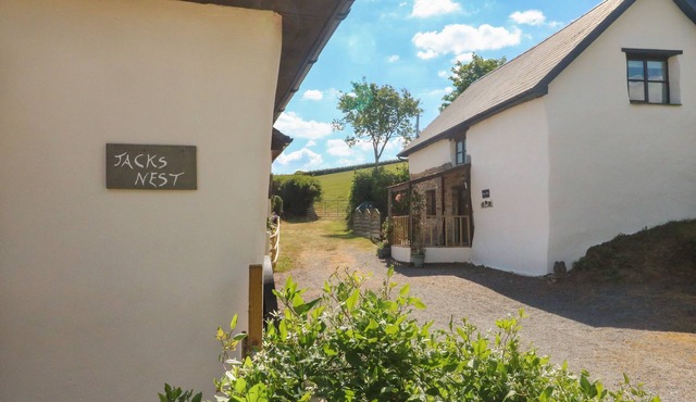 OWL'S NEST, pet friendly, character holiday cottage in South Molton