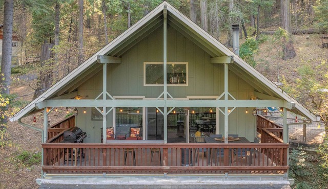 Owl's Nest - Walking Distance to Lake, Hot Tub, Pet Friendly w/New AC
