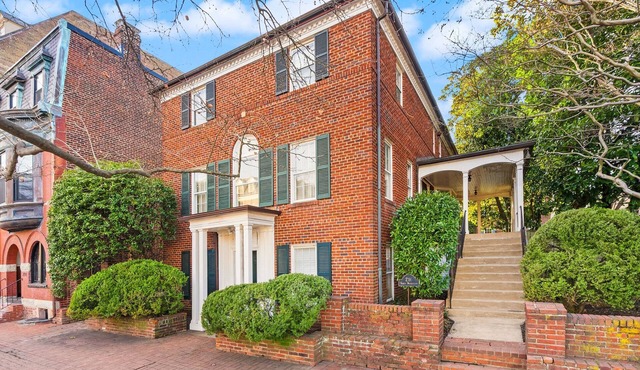 OwlHouseALX - Largest property in Old Town w Pool! Hosts 16+, 9bd, 99 walk score