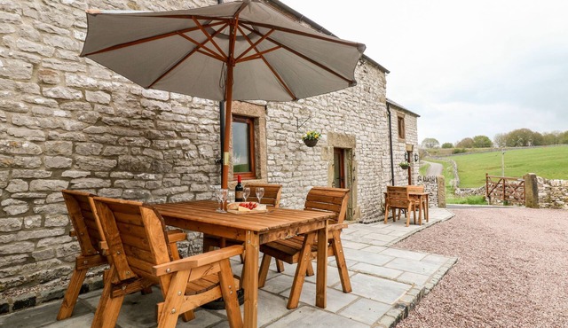 OWLS BARN, family friendly, character holiday cottage in Hartington