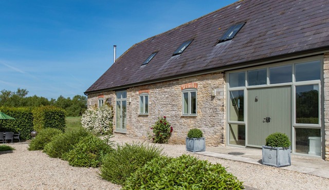 Owls Barn - pet friendly, Oxfordshire