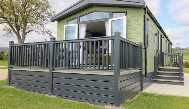 OWLS MEADOW, romantic, character holiday cottage in Trefeglwys