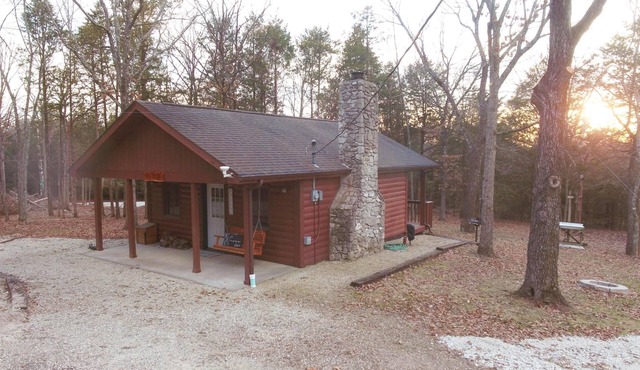 Owls Nest cabin with hot tub near Pomme de Terre lake!