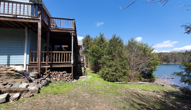 Owls Nest-Lakefront-Private Wooded Setting Sleeps 16