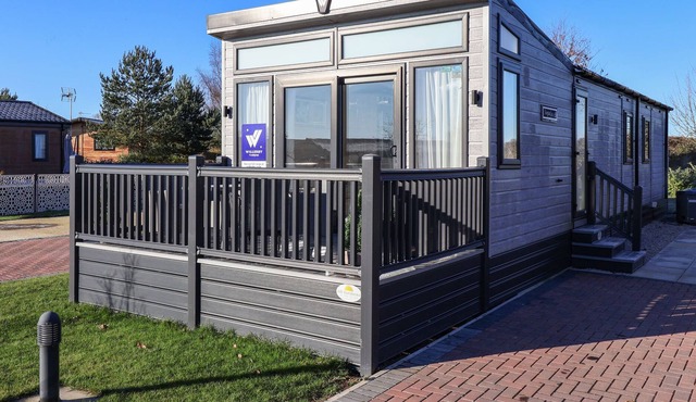 OWL’S NEST, pet friendly, with hot tub in Wilberfoss