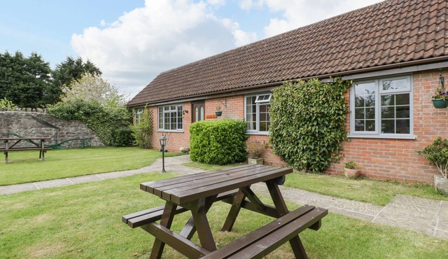 OWLS RETREAT, pet friendly, character holiday cottage in Brean