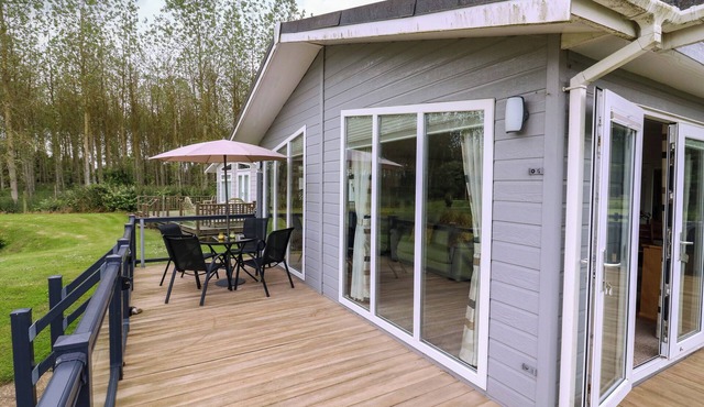 OWLS RETREAT, LODGE 11, pet friendly, with a garden in Aldeburgh