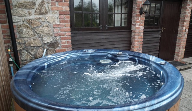 Owls Roost, charming Lakeside cottage with fishing, hot tub sleeps 2