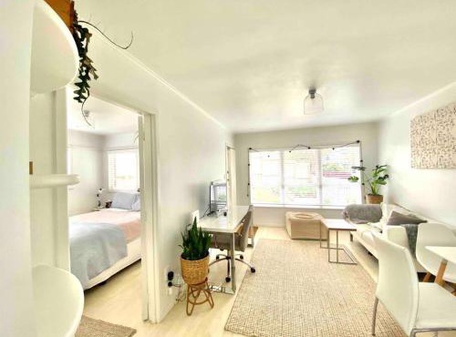 Own sunny quiet haven, own 1 bedroom house & garden with car park, central to Airport, CBD & Sylvia Park Mall