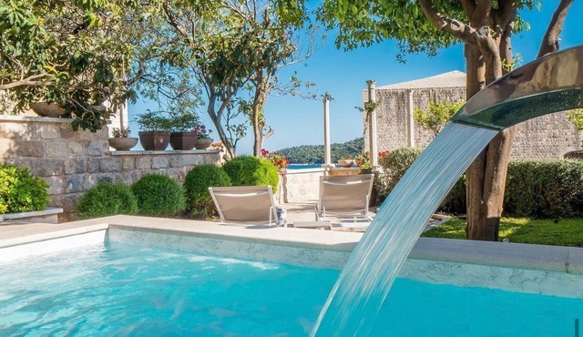OWNER/Luxury Villa Next to the City Walls for 8 Persons with Pool/Sauna/Gym