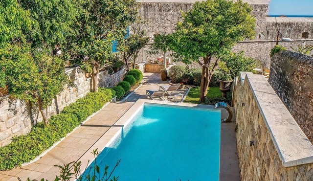 OWNER Luxury Villa Next to the City Walls for 8 Persons with Pool,Sauna,Gym