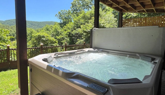 Owner managed! View, Hot tub, Firepit, Game Room, 3 King Beds & Paved Roads