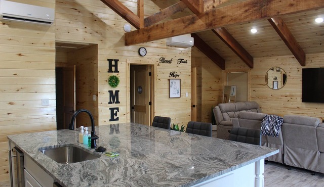 Owner's Cabin at God's Country Resort with Hot Tub and Spectacular View (2A)