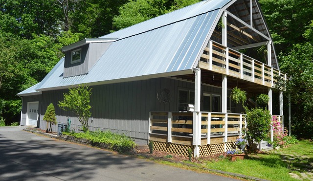 Ox Glenn Coach House, upstairs, a mountain retreat near the Blue Ridge Parkway