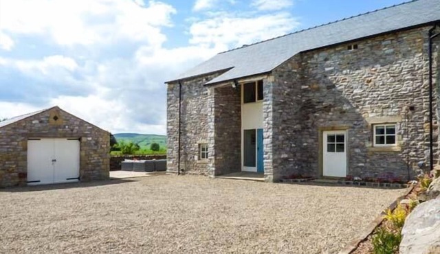 OX HEY BARN, family friendly, luxury holiday cottage in Sawley