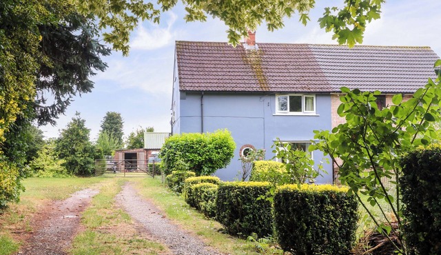 OXCROFT VIEW, pet friendly, with open fire in Bolsover