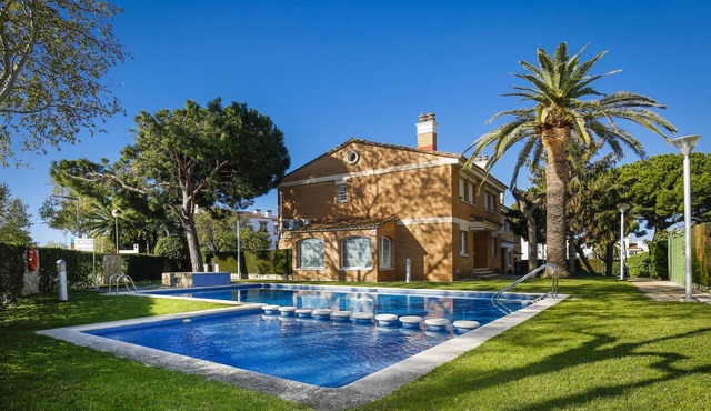 OXFOR - Terraced House with Communal Pool