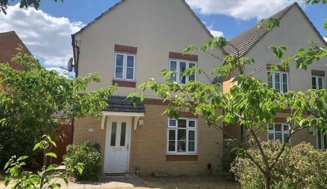 Oxford four beds family and pets friendly home with driveway parking